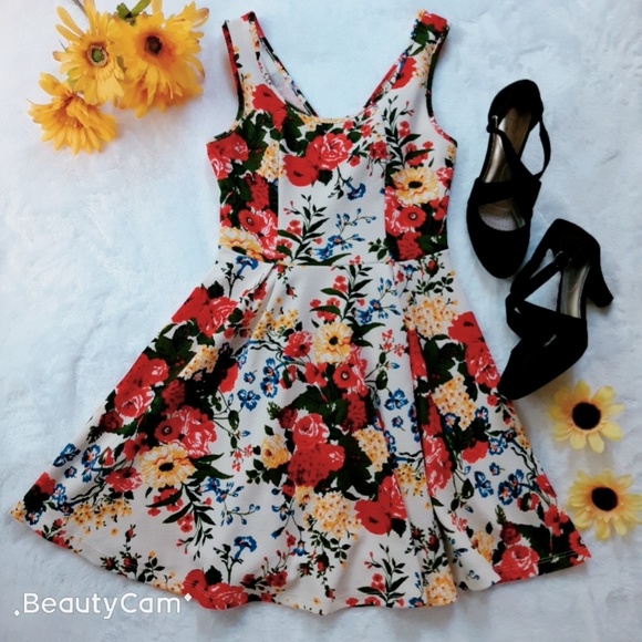 DECA'S USA fit & flare floral dress - Picture 4 of 8